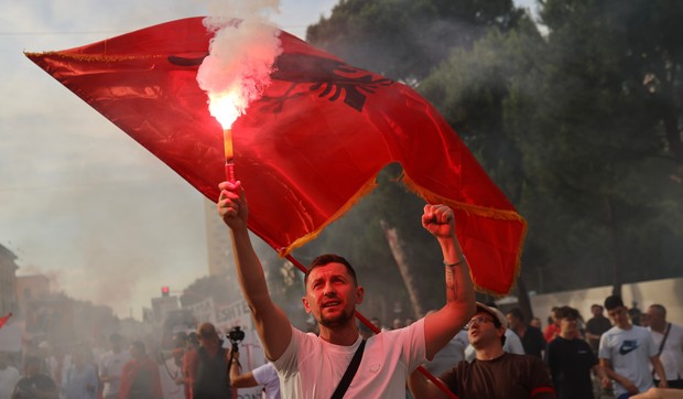 Protest u Tirani zbog izgradnje odmarališta u zaštićenom području 6. juna