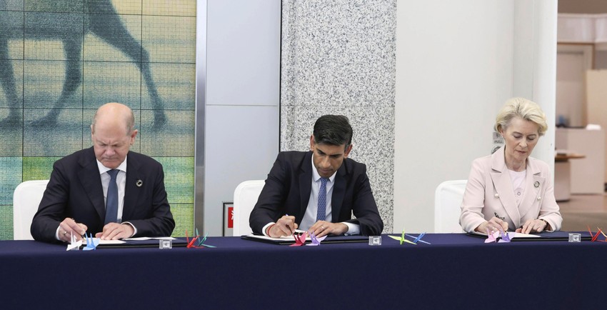 Olaf Šolc, Riši Sunak i Ursula fon der Lajen upisuju se u knjigu tokom posete Memorijalnom muzeju mira u Hirošimi u okviru samita G7