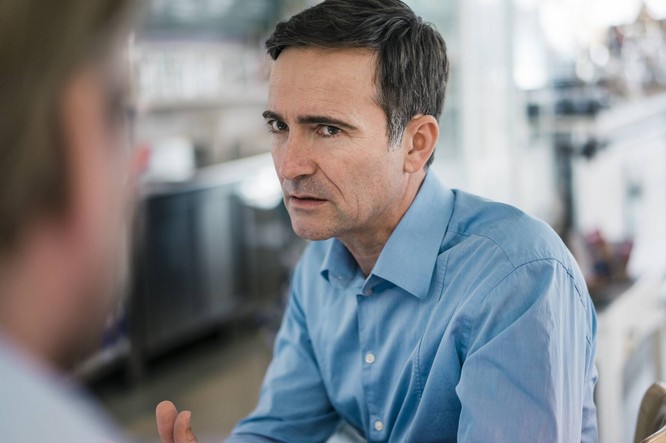 Wer im Beruf selbstbewusst und souverän wirken möchte, sollte genau auf seine Wortwahl achten.