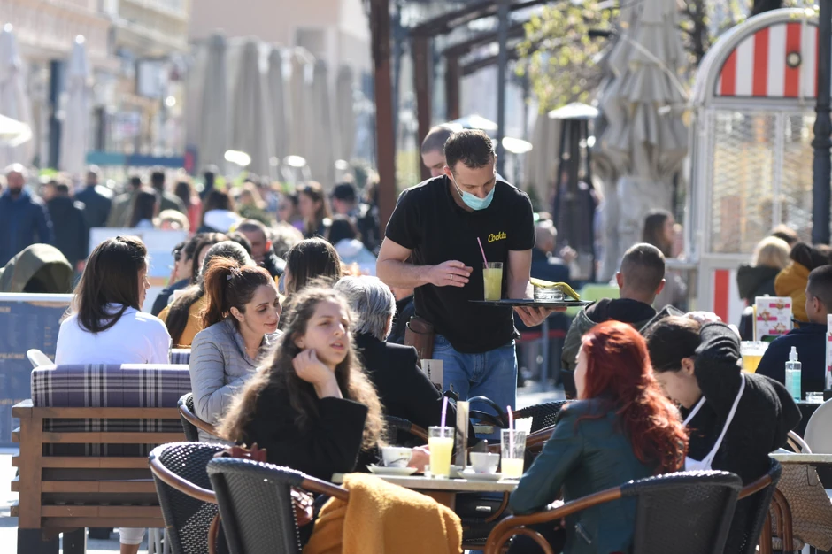 Kazna za nenošenje maski u kafićima je 5.000 dinara