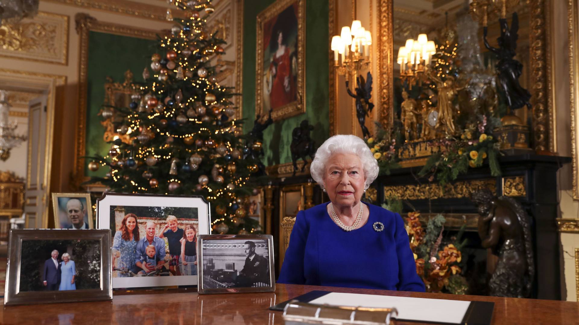 To zdjęcie mówi samo za siebie. Na świątecznym biurku królowej nie ma zdjęcia Meghan i Harry'ego