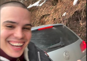 Mihajlo Veruović Vojaž pored auta