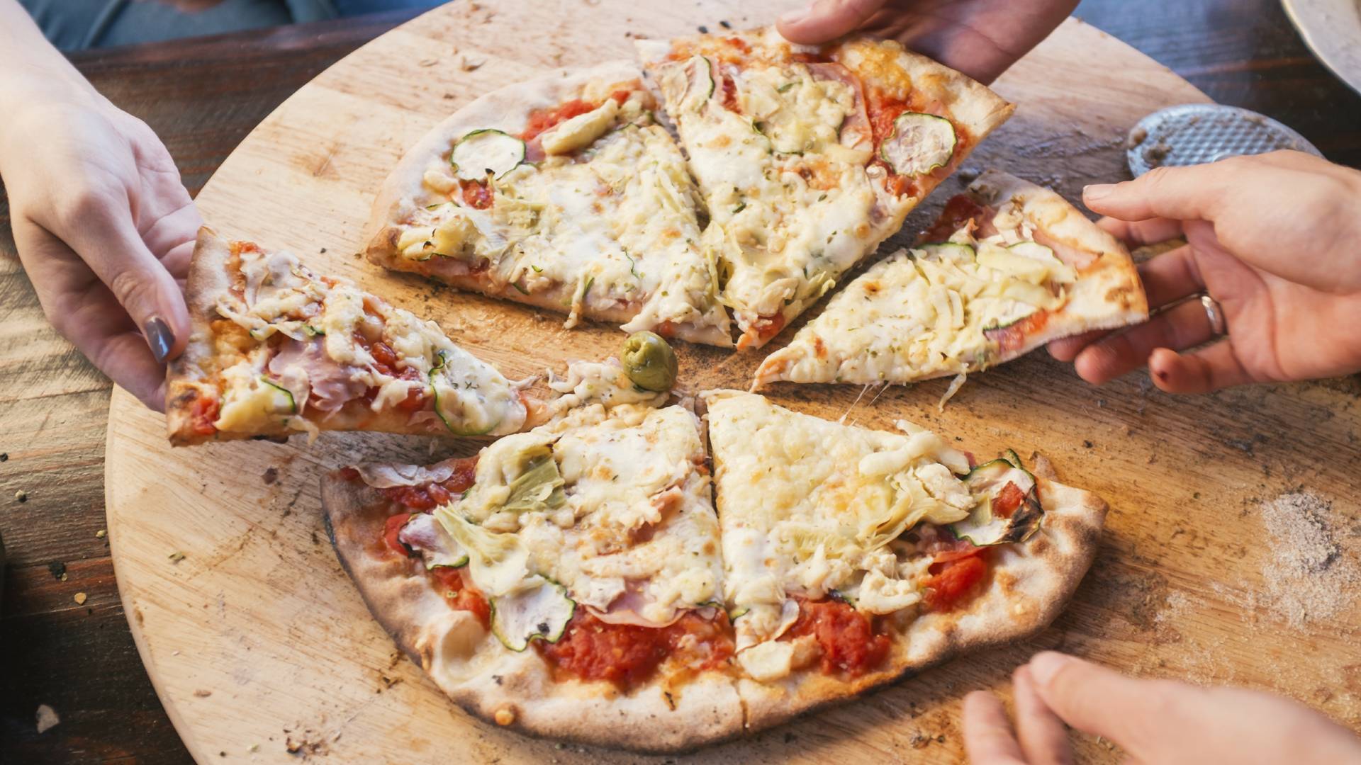 Matematycy wymyślili "perfekcyjny" sposób pokrojenia pizzy. Czy rzeczywiście jest idealny?