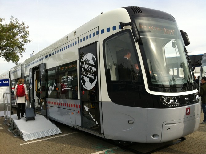 To pierwszy tramwajowy kontrakt Pesy w Rosji. Został podpisany jeszcze przed wybuchem konfliktu na Wschodzie Ukrainy. Na szczęście, tramwaje nie zostały potraktowane jak polskie jabłka. Wręcz przeciwnie - dostawy trwają w najlepsze. Fokstroty z Bydgoszczy obsługują już moskiewską linię nr 6. Plan jest taki, że – jeśli sytuacja geopolityczna się nie zaostrzy – w tym roku Pesa i rosyjski partner UralTransMasz (UTM)  dostarczą rosyjskiej stolicy 70 trzyczłonowych fokstrotów, a w przyszłym roku pozostałych 50. Fot. Konrad Majszyk