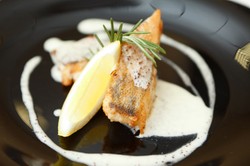 Wykwintny przepis Anny Komorowskiej: lin z patelni z sosem rabarbarowym