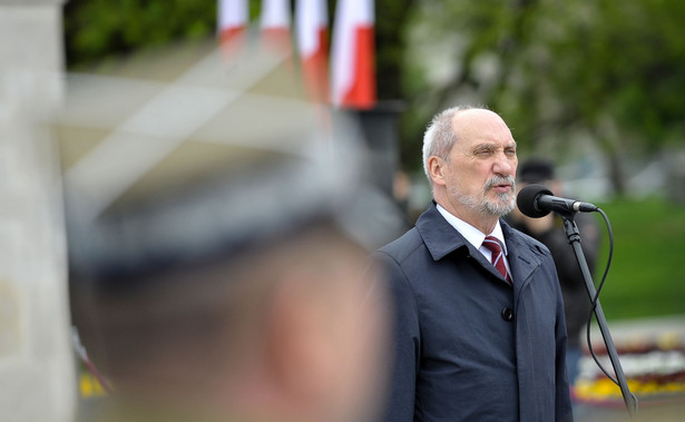 Sobotni "Fakt" napisał, że Misiewicz jest cenny dla szefa MON, gdyż "organizuje fundusze, od których może zależeć polityczna przyszłość Macierewicza"