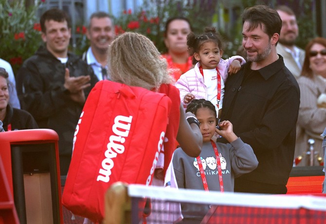 Serena Vilijams sa ćerkama i suprugom nakon jučerašnjeg meča