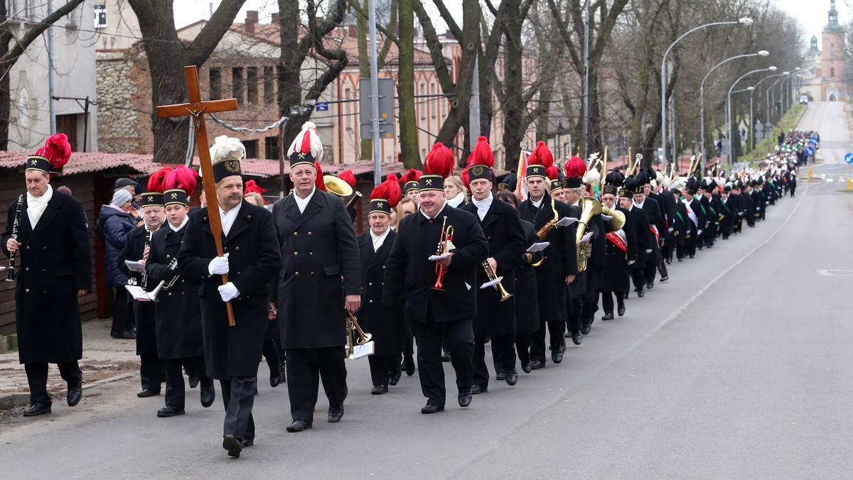 Ok. 5 tys. osób przybyło w niedzielę na Jasną Górę w Częstochowie z 27. Pielgrzymką Górników – podało biuro prasowe sanktuarium. Górnicy pielgrzymują tam co roku przed górniczym świętem – Barbórką.