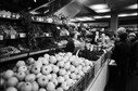 Klienci przy stoisku z warzywami w sklepie Społem podczas zakupów przedświątecznych w niedzielę handlową