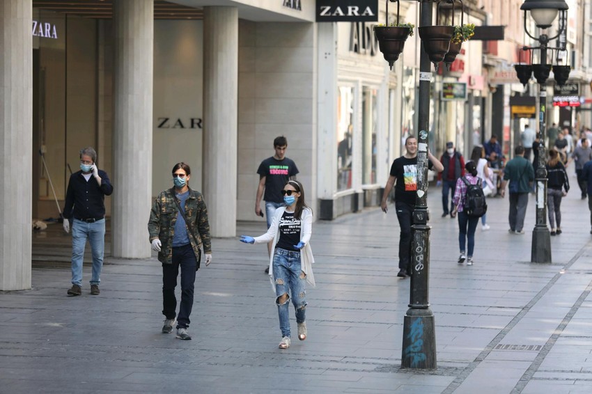 Maske upozoravaju da još nije gotovo