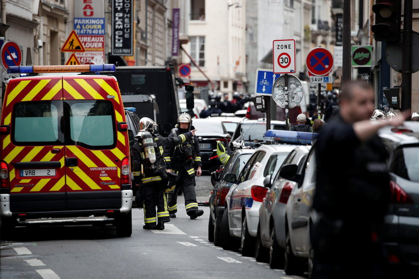 Panika w Paryżu. Uzbrojony napastnik pojmał trzech zakładników