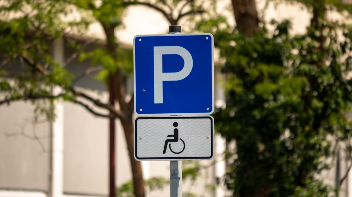 Symbol parkovacieho miesta pre osoby so zdravotným postihnutím jasne definuje zónu, v ktorej platia prísne pravidlá a akékoľvek státie bez preukazu znamená istú pokutu. 