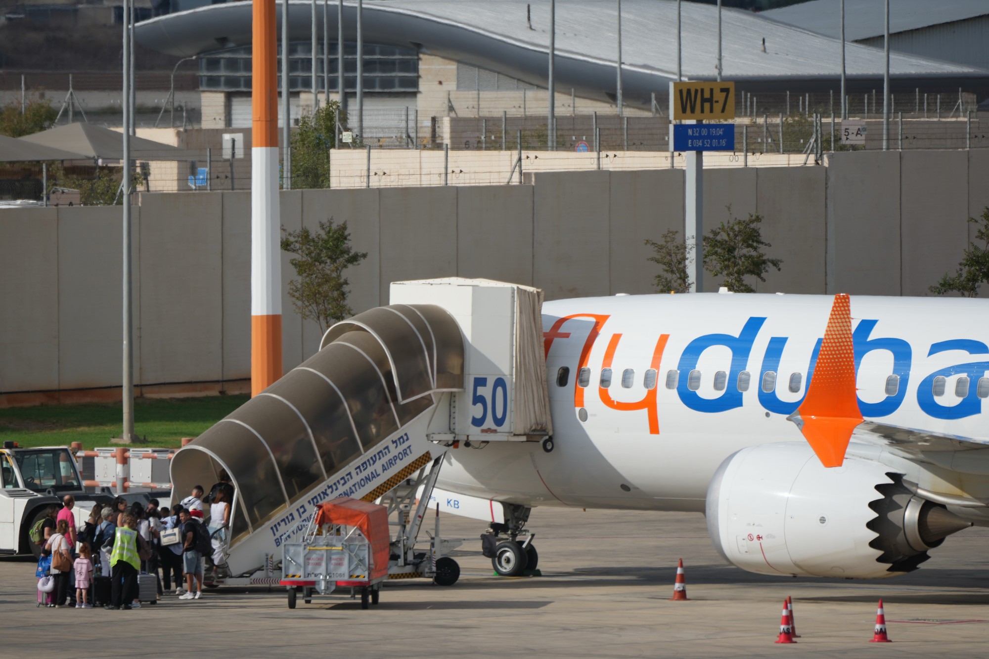 Lietadlo spoločnosti FlyDubai na letisku v Tel Avive.