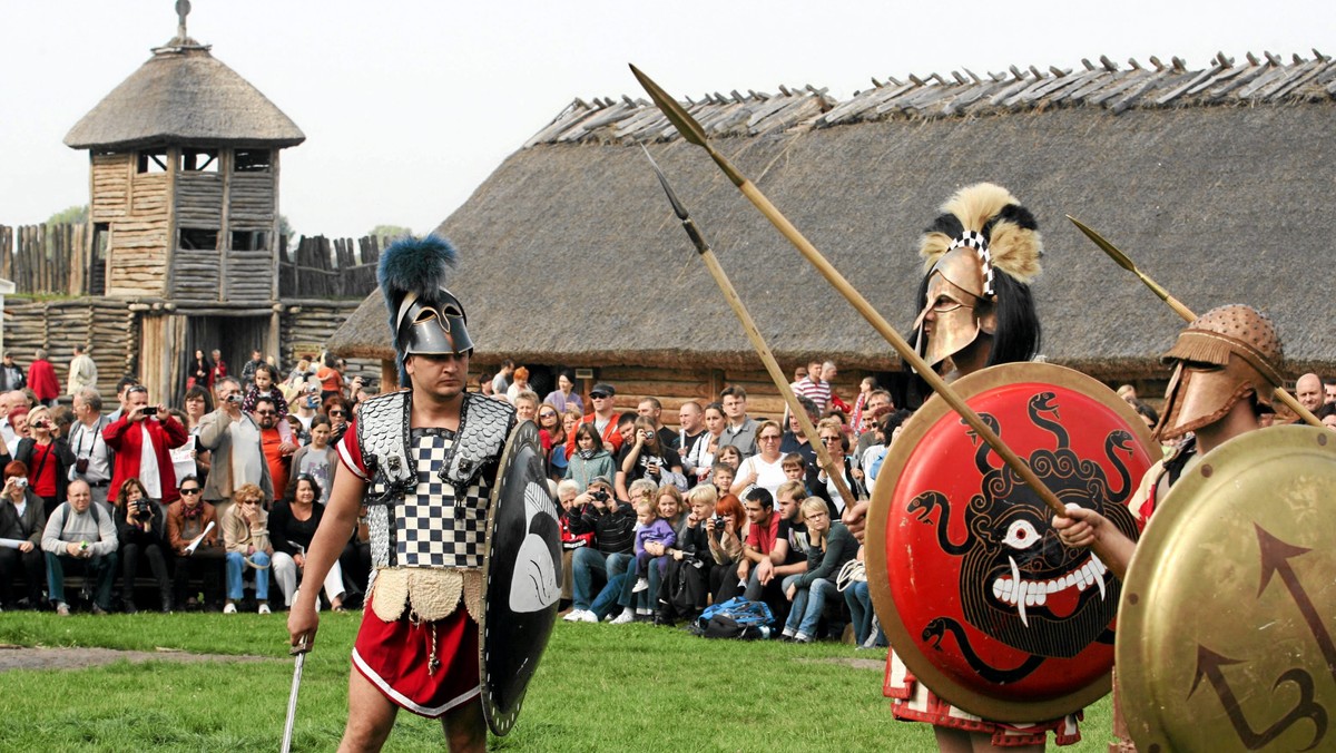 Jubileusz 80 rocznicy rozpoczęcia badań pozostałości przedhistorycznego grodziska obchodzić będzie wkrótce Muzeum Archeologiczne w Biskupinie (woj. kujawsko-pomorskie). Niezwykłe odkrycie nie tylko przyczyniło się do gwałtownego rozwoju polskiej archeologii, ale także wykorzystywane było do bieżącej polityki.