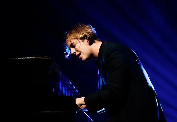 Tom Odell zagrał w Warszawie. Skakał po fortepianie, a koncert zakończył z polską flagą na plecach