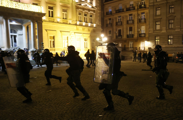 Policjanci zajmują pozycję, gdy zwolennicy opozycji próbują szturmować biuro burmistrza Belgradu