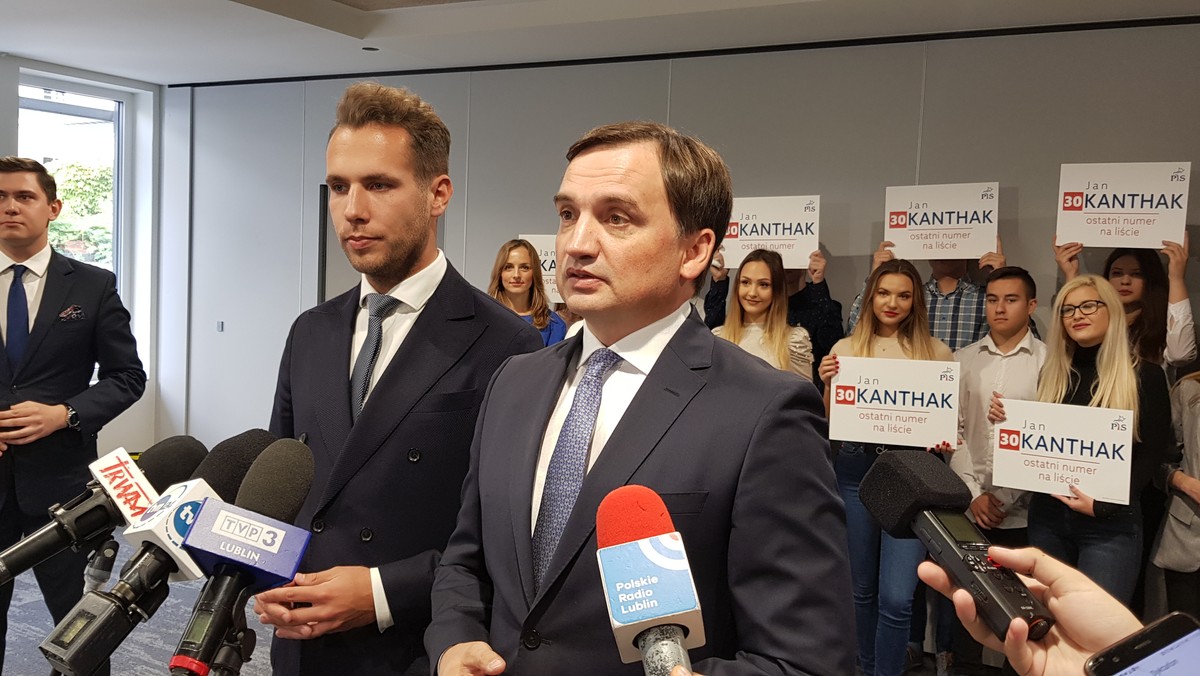 Minister sprawiedliwości odniósł się do sprawy agitacji wyborczej, do jakiej doszło w zamojskim Ratuszu. W sali obrad Rady Miasta Zbigniew Ziobro zachwalał swojego zastępcę, który startuje do Sejmu z listy PiS. Sprawę bada prokuratura, a komisarz wyborczy powiadomił policję o wykroczeniu.