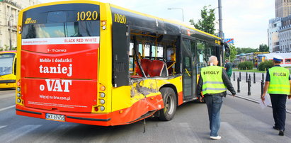 Autobus zderzył się z tramwajem w centrum Warszawy. Są ranni