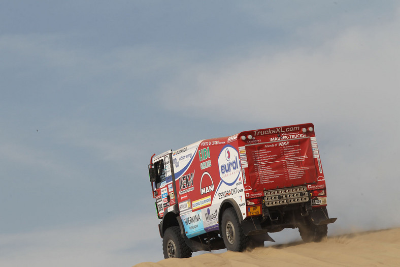 Dakar 2013: Hołowczyc zawiedziony, Sainz utknął na wydmach (2. etap, wyniki, galeria)