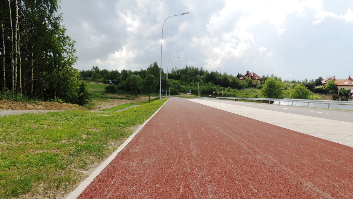 W Rzeszowie zakończyła się budowa nowej drogi od ul. Iwonickiej do ul. Pańskiej. Wzdłuż ulicy powstała pierwsza w mieście kolorowa ścieżka rowerowa.