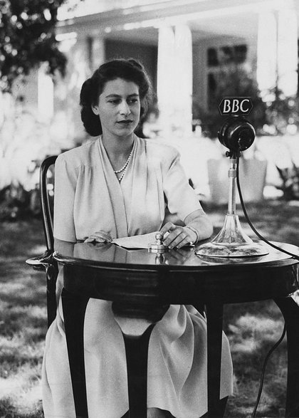 Elżbieta II (wówczas księżniczka Elżbieta) podczas przemówienia z okazji swoich 21. urodzin w 21 kwietnia 1947 r. w Związku Południowej Afryki