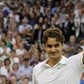 Roger Federer z ręką uniesioną w górę