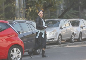 Ana Nikolić prelazi van pešačkog prelaza