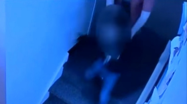 A személyzet egyik tagja lelökte a lépcsőn a kislányt / Fotó: YouTube