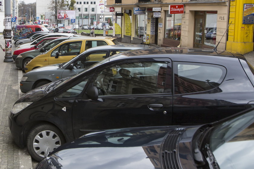 Zabierają miejsca parkingowe