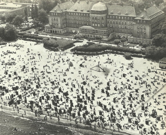 Początek lat 70. Grand Hotel w Sopocie od strony plaży. Źródło: Archiwum Państwowe w Zielonej Górze 