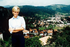 Tri nedelje pre nego što je UMRLA Dajana POSETILA BOSNU: Snimak kako pije BOSANSKU KAFU oborio mreže - a onda je upoznala OVU DEVOJČICU i to ju je ganulo do srži, DETE SE PRVI PUT U ŽIVOTU NASMEJALO