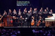 Paul McCreesh dyryguje brytyjskim zespołem Gabrieli Consort & Players podczas finałowego koncertu festiwalu Actus Humanus Nativitas w Gdańsku, 15 grudnia 2019 r.