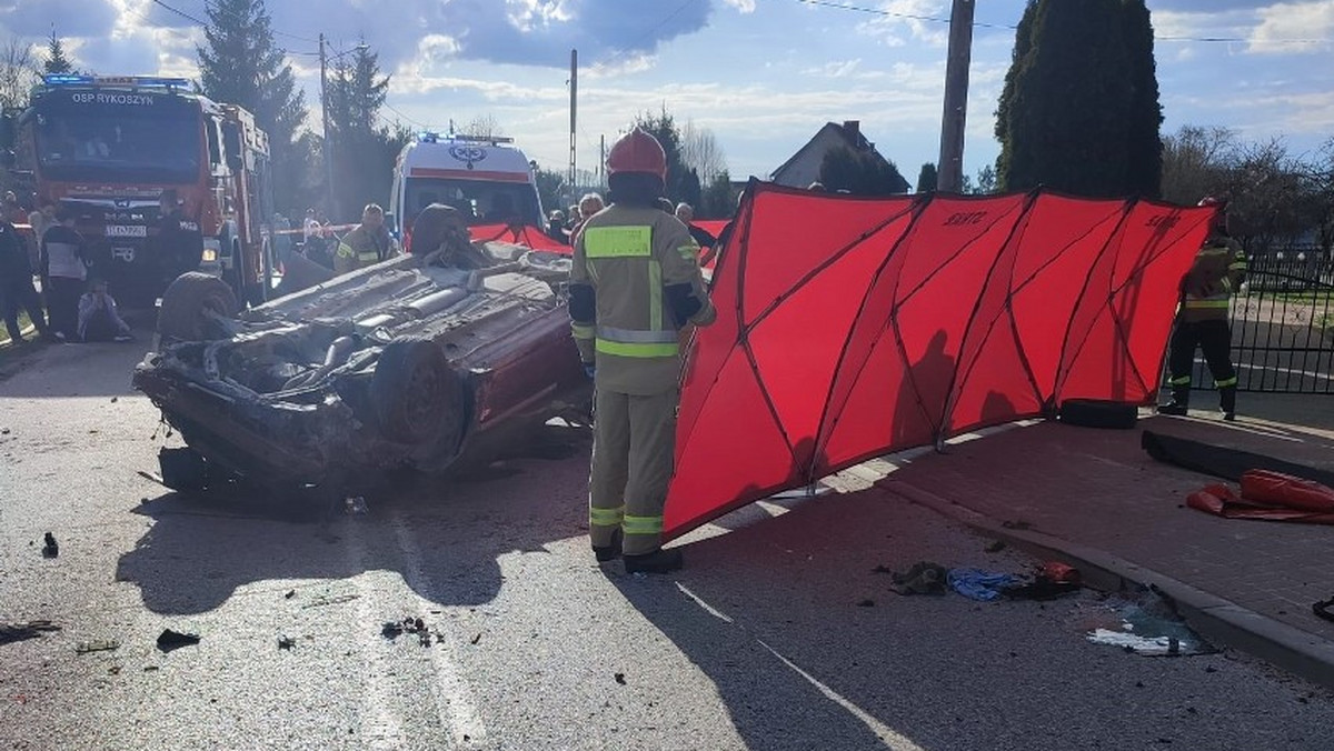 Tragiczny wypadek. Auto dachowało, nie żyją dwie osoby