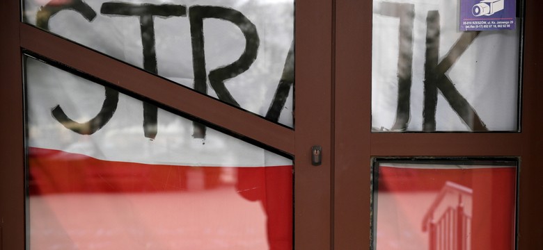 Samorządowcy o sytuacji w oświacie: Rząd już przegrał, a teraz zaprasza do pseudo-okrągłego stołu