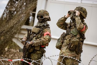 Będą gotowi strzelać do Rosjan. Ten mały kraj szykuje ludzi do wojny