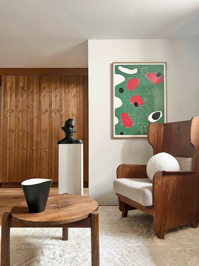 Bergfrieden Kunst und Keramik treffen auf einen Vintagesessel von Axel Einar Hjorth.