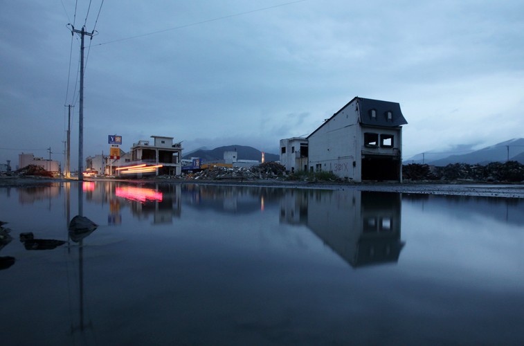 Samochód przejeżdża przez dzielnicę miasta Ofunto, które zostało zniszczone 11 marca przez trzęsienie ziemi i tsunami w  Japonii. Zdjęcie z dnia 10 września 2011 roku