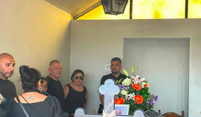 TUGA U SREMČICI: Bora Santana slomljen od bola na dan očeve sahrane