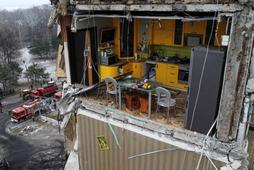 Blok mieszkalny uszkodzony przez rosyjski atak rakietowy w Dnieprze, 14 stycznia 2023 r.