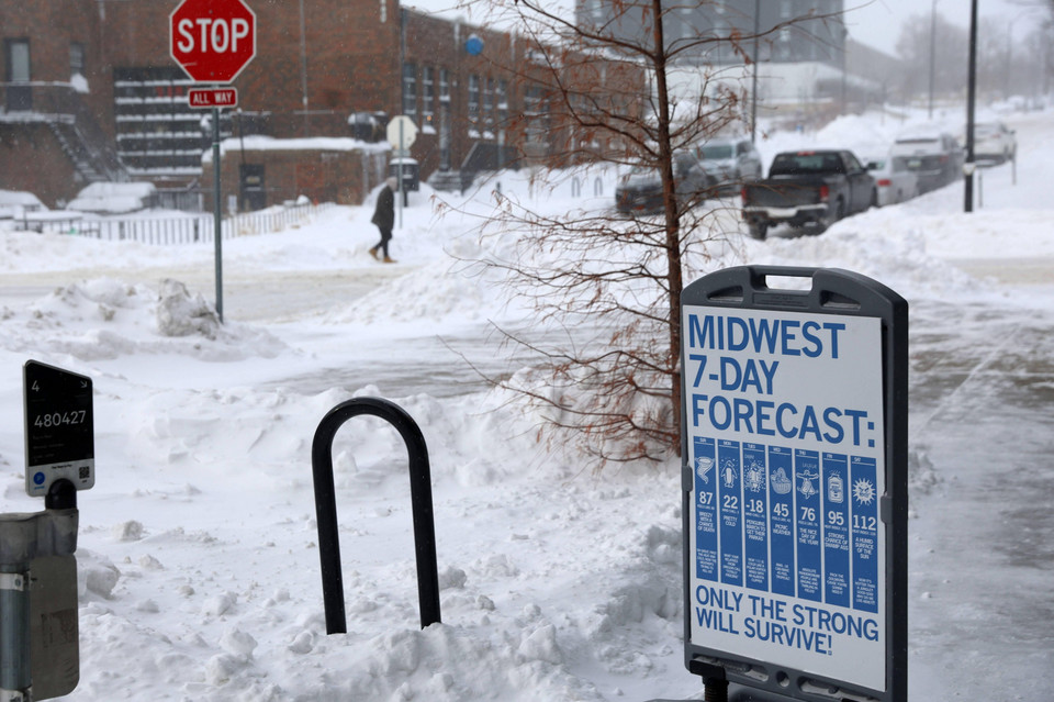 Tabliczka z prognozą pogody i napisem: "tylko silni przetrwają" w Des Moines, stolicy stanu Iowa