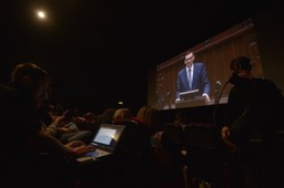 Pełna sala w kinie, setki tysięcy na YouTubie, miliony przed TV. Polacy pokochali obrady Sejmu