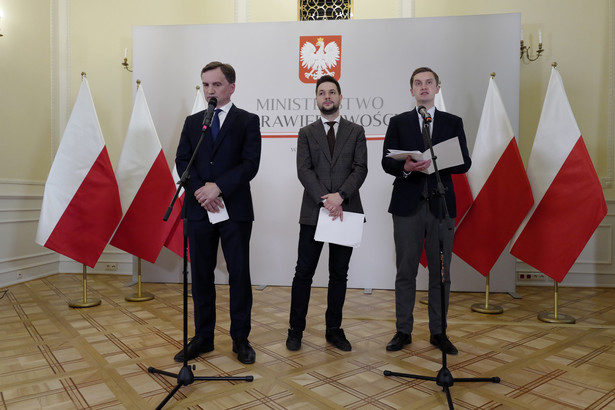 Warszawa, 20.07.2020. Minister sprawiedliwości Zbigniew Ziobro (L), wiceminister sprawiedliwości Sebastian Kaleta (P) i eurodeputowany Patryk Jaki (C) podczas briefingu prasowego w siedzibie resortu w Warszawie, 20 bm. Podczas konferencji zaproponowano podjęcie uchwały dotyczącej obrony działań w obszarze prawa i praworządności (sko) PAP/Mateusz Marek