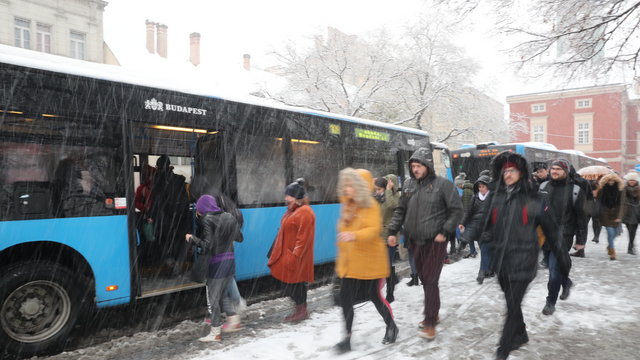 Elesett a közlekedés a hó miatt: sok baleset történt, akadozik a vonatforgalom