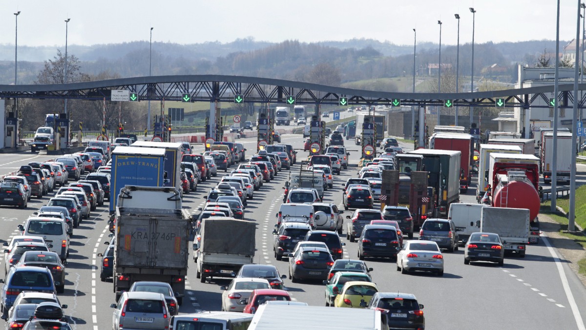 W związku ze wzmożonym natężeniem ruchu kilkukilometrowy zator utworzył się dziś rano przed punktem poboru opłat w Karwianach na autostradzie A4 w kierunku Zgorzelca - przekazał dyżurny wrocławskiego oddziału GDDKiA.