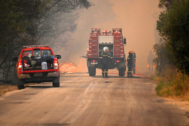 Strażacy, walczący z pożarami w Awantas w Grecji