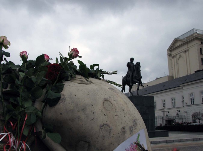 Tłumy ludzi przed Pałacem Prezydenckim