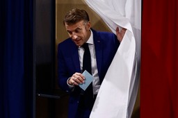 Podzieleni Francuzi dali Macronowi pierwszą żółtą kartkę. Jak uplasował się obóz prezydenta?