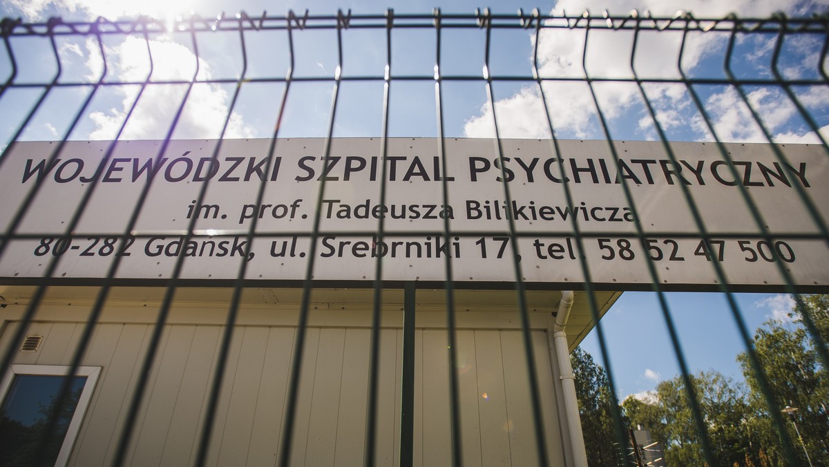 Choć prokuratura pierwotnie umorzyła śledztwo dot. odpowiedzialności szpitala psychiatrycznego w Gdańsku za gwałt na 15-letniej pacjentce, to raport rzecznika praw pacjenta od początku nie pozostawał złudzeń. Zawiodły wszystkie procedury. Okoliczności tej sprawy opisali autorzy książki "Szramy. Jak psychosystem niszczy nasze dzieci".