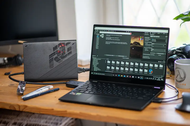 Praca nad grą &quot;Nazi Busters&quot; na ASUS ROG FLOX X13 z zewnętrzną kartą graficzną RTX3080, foto: Dominik Czerny