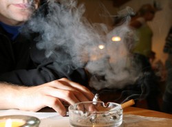 Będą drakońskie kary za palenie w restauracji